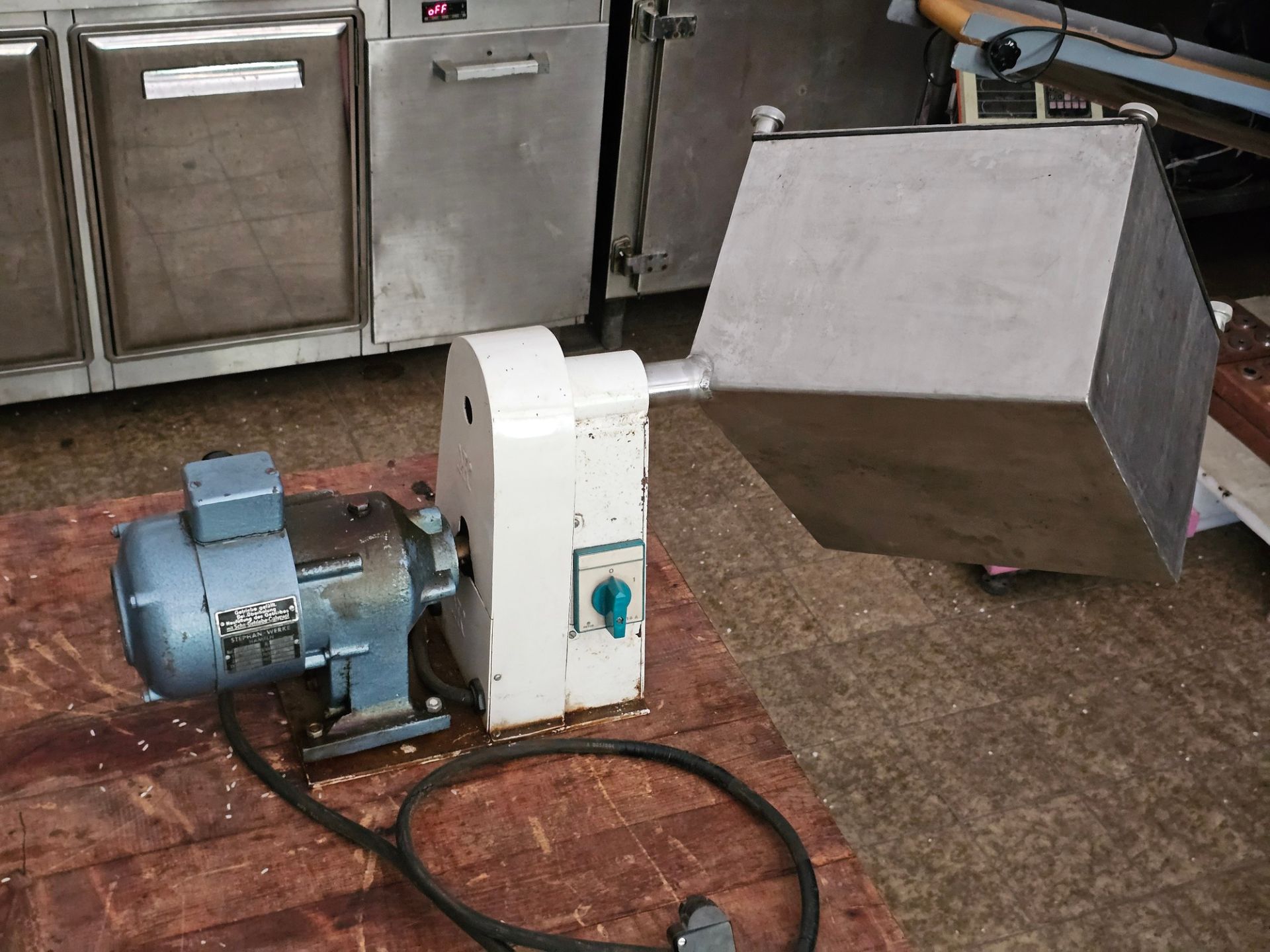 Cube / Tumble Mixer for Powders (~20 kg)