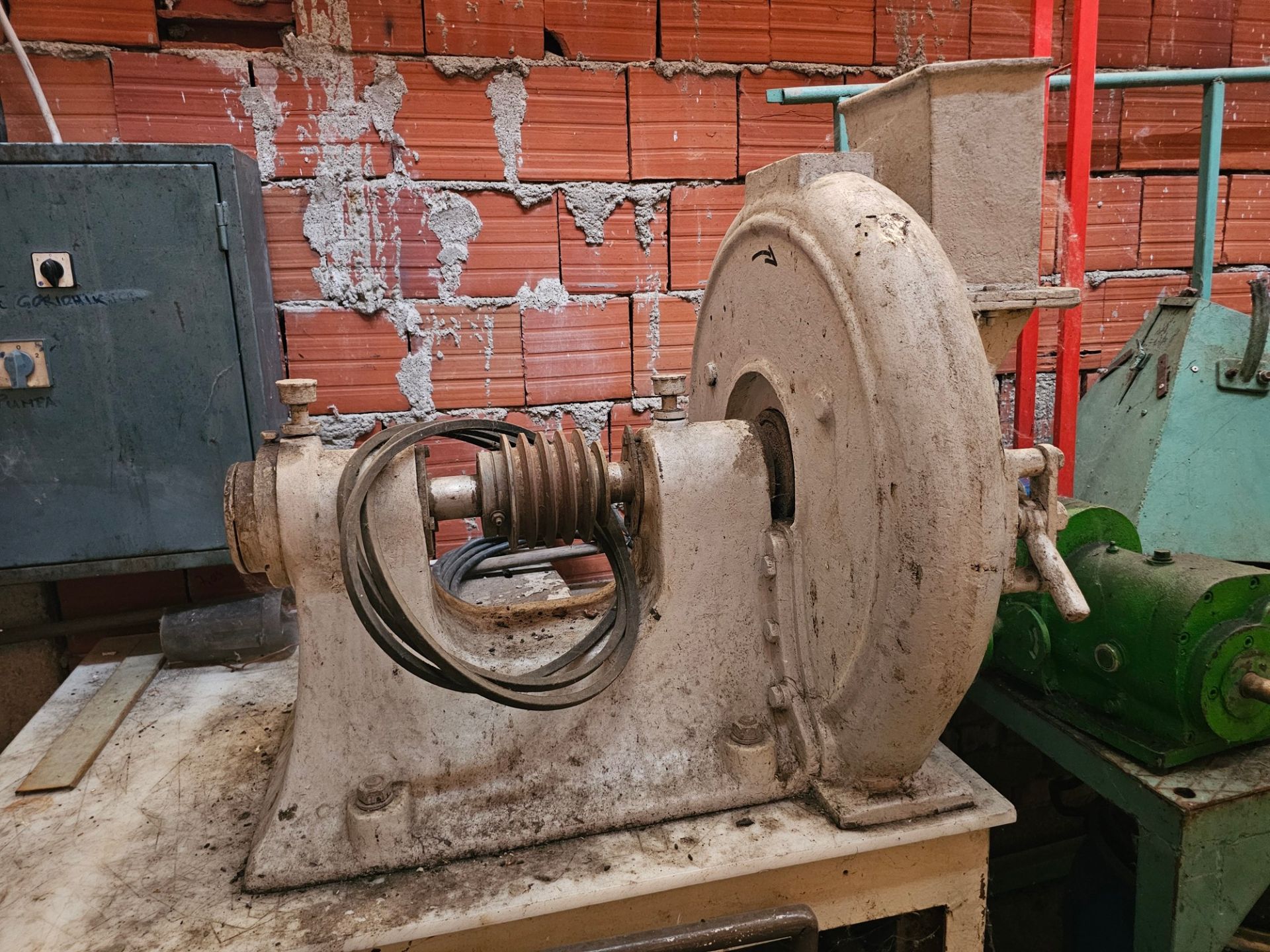 Mill for Grinding Granular Goods, with Dedusting (White)