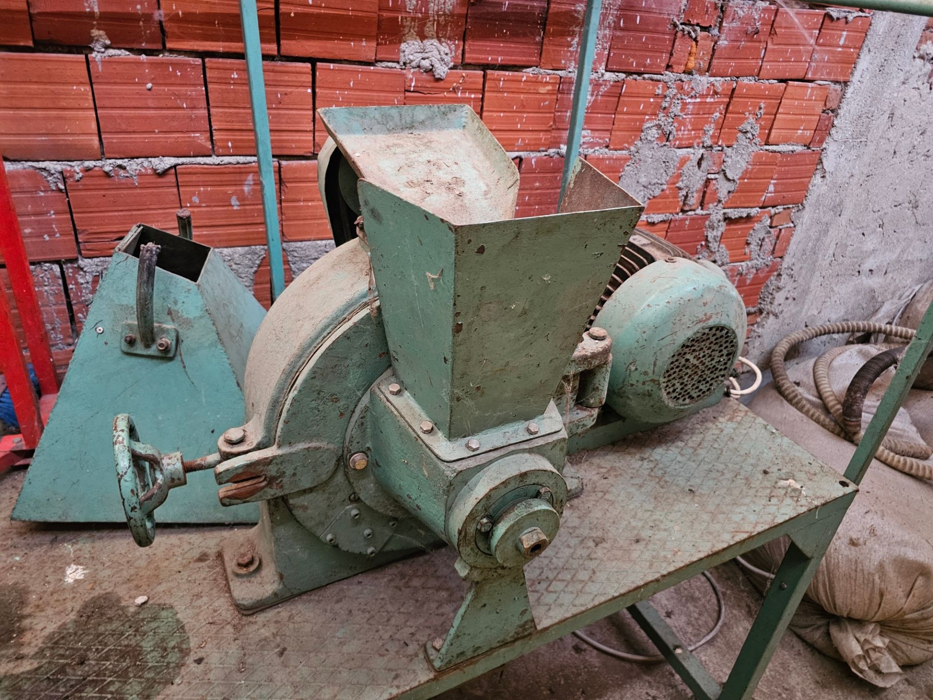 Mill for Grinding Granular Goods, with Dedusting (Green)